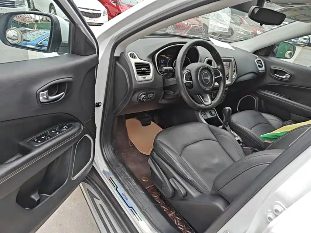 Jeep Compass — фото 16