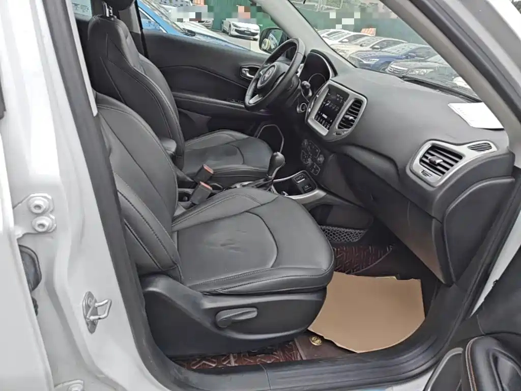 Jeep Compass — фото 25