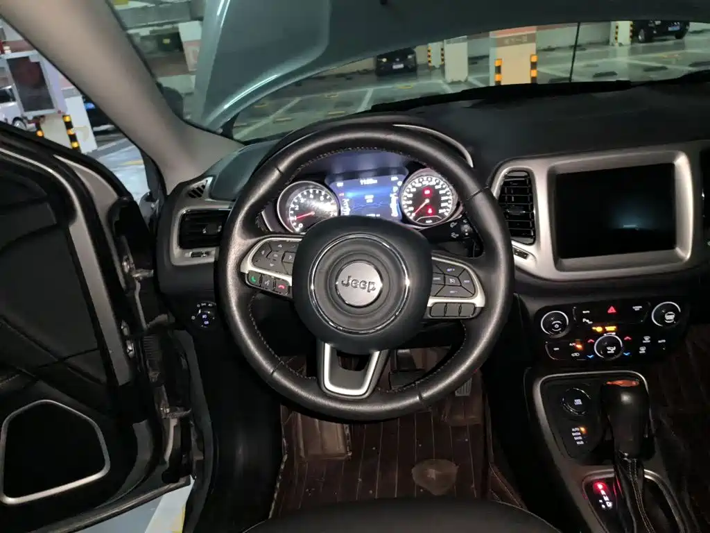 Jeep Compass — фото 6