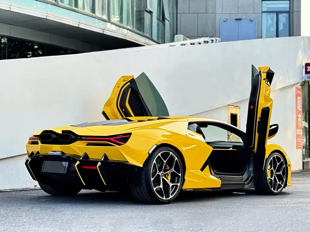Lamborghini Revuelto — фото 2