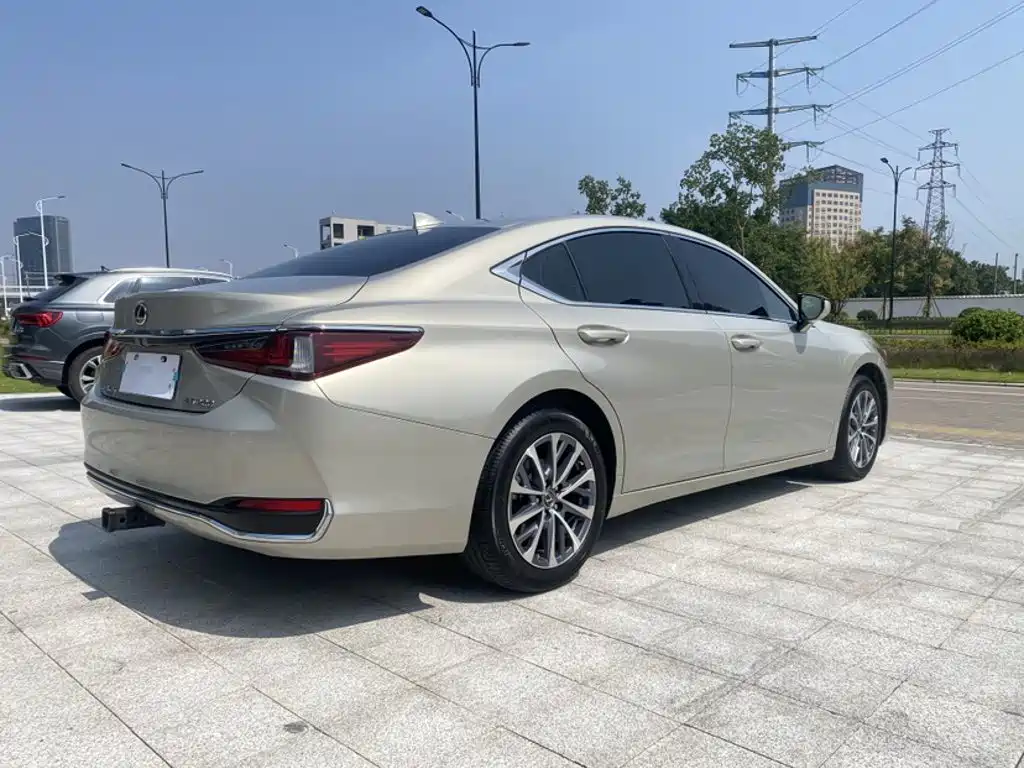 Lexus ES — фото 10