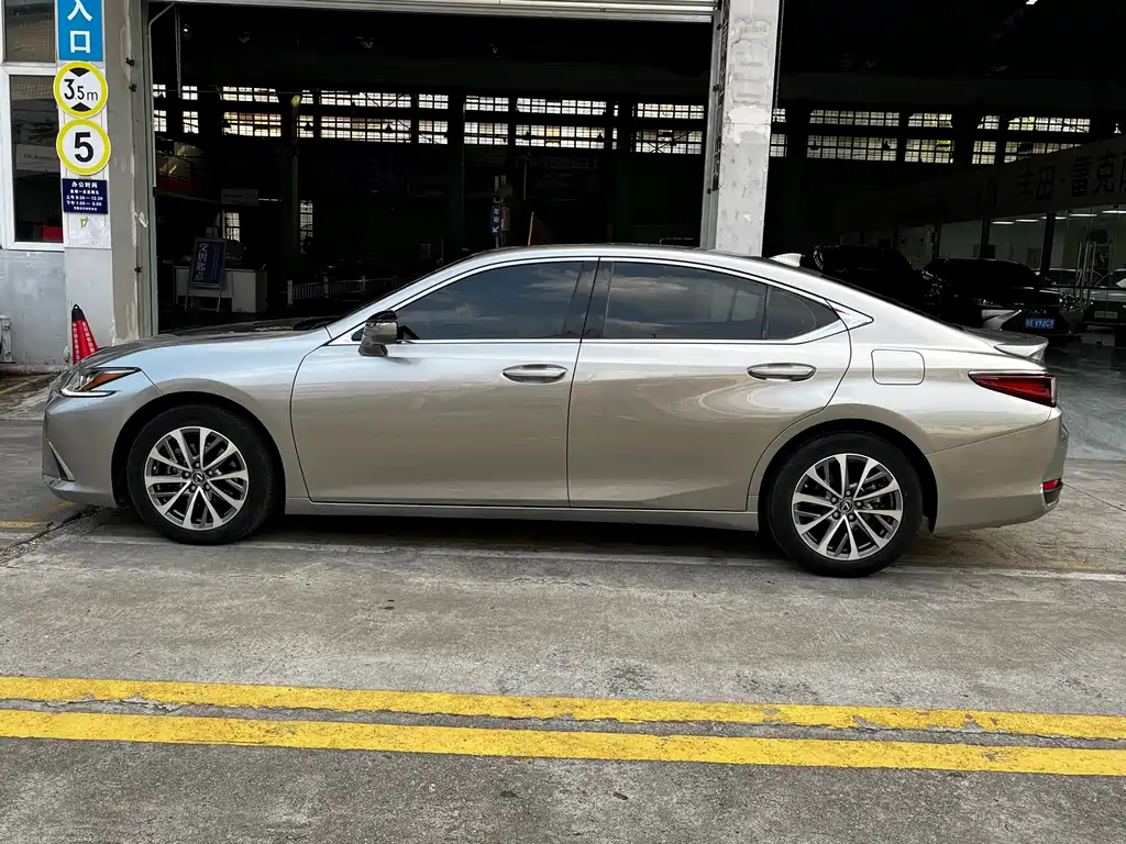 Lexus ES — фото 11