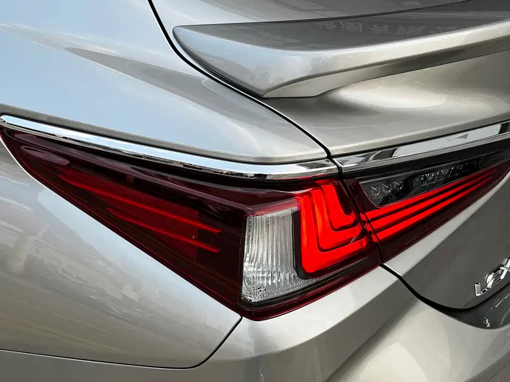 Lexus ES — фото 10