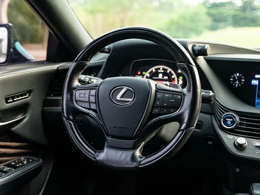 Lexus LS — фото 11