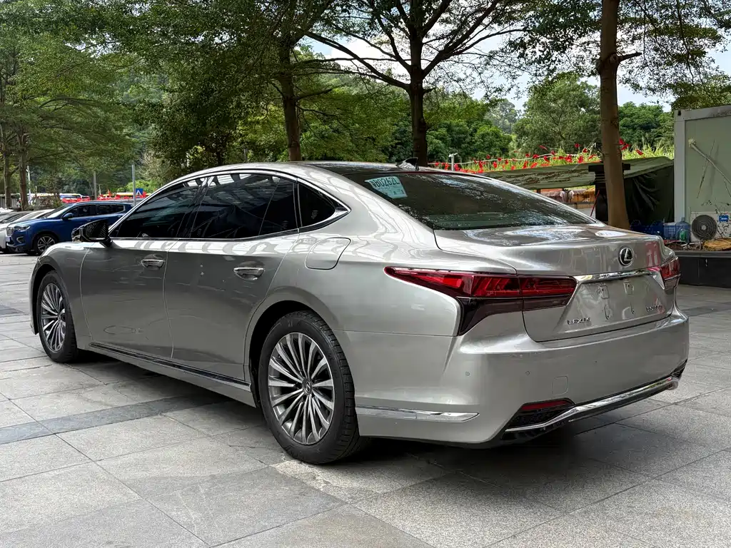 Lexus LS — фото 10