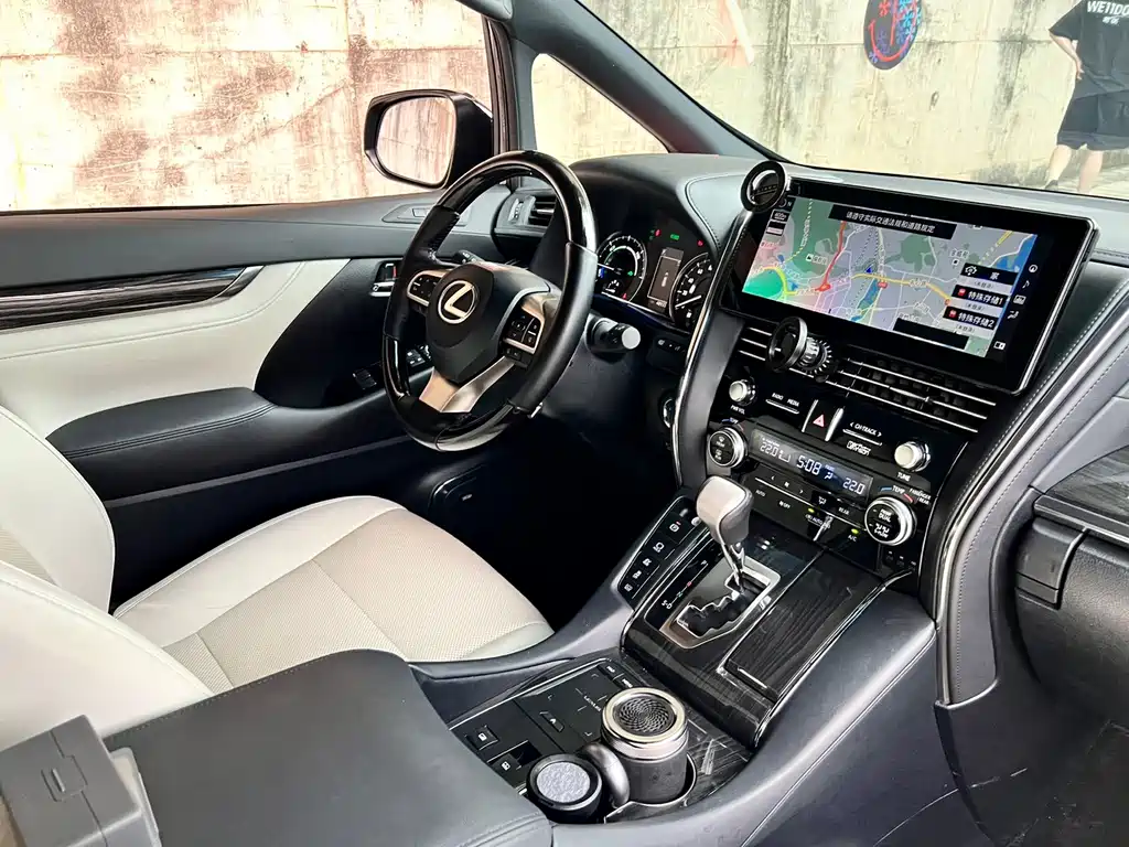 Lexus LM — фото 25