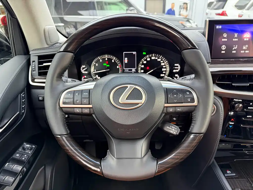 Lexus LX — фото 7