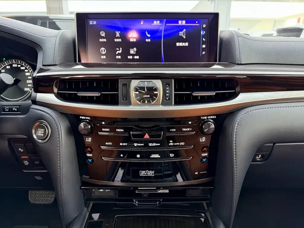 Lexus LX — фото 8