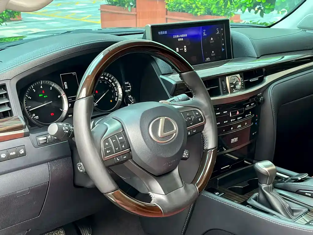 Lexus LX — фото 18
