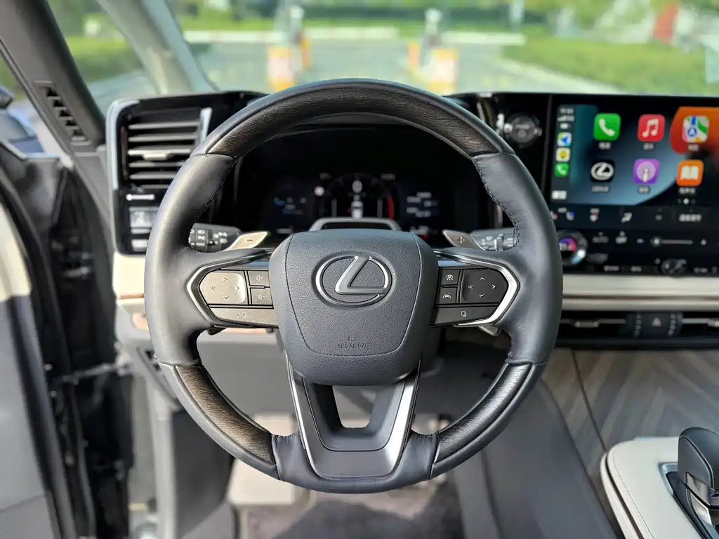 Lexus LM — фото 9