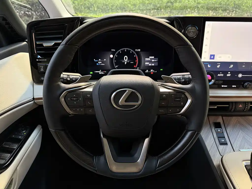 Lexus LM — фото 15