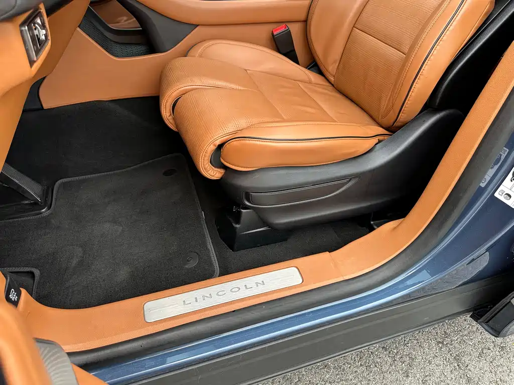 Lincoln Aviator — фото 19
