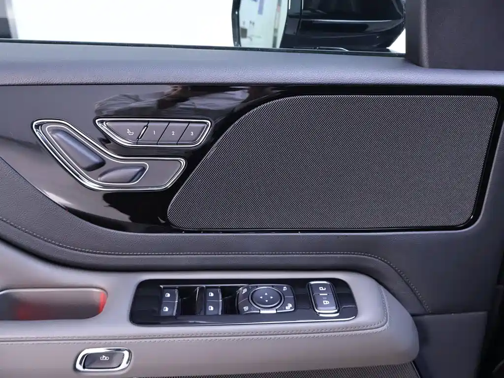 Lincoln Aviator — фото 17