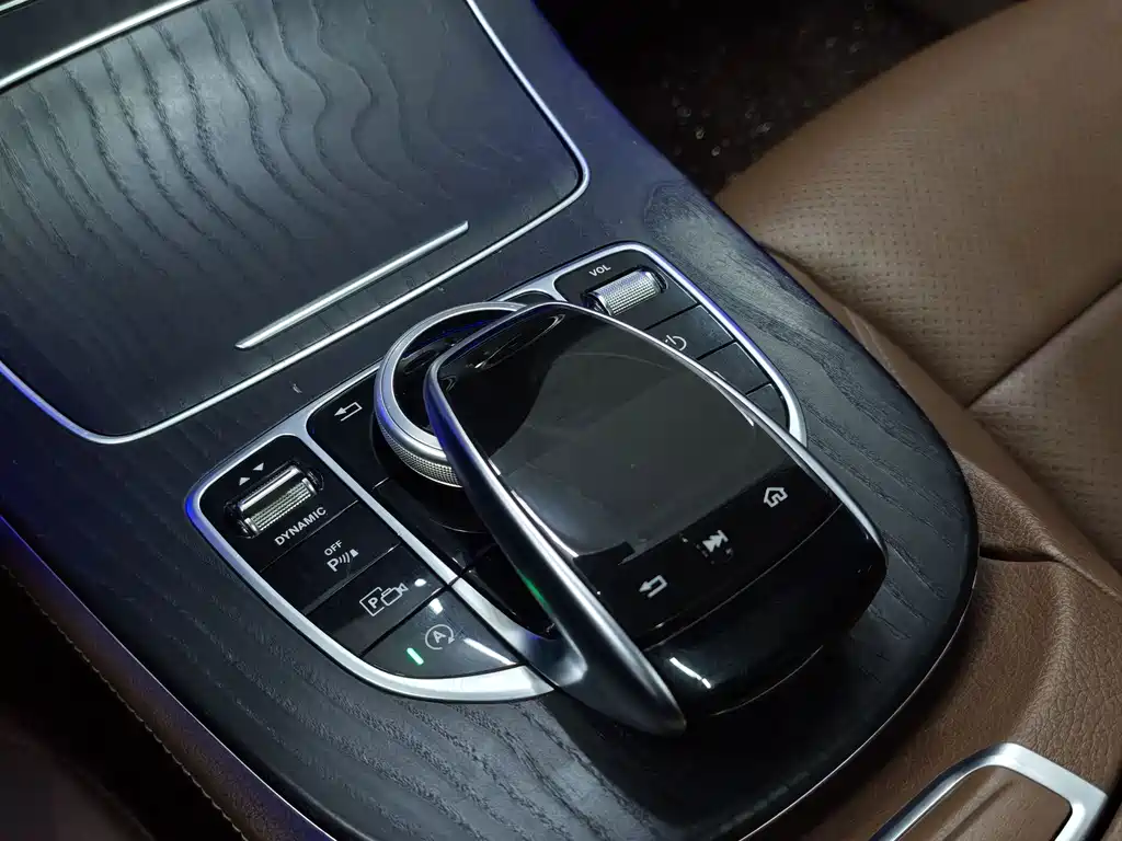 Mercedes-Benz E-Class — фото 14