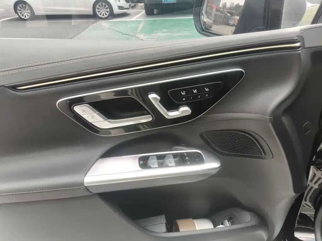 Mercedes-Benz EQE SUV — фото 17