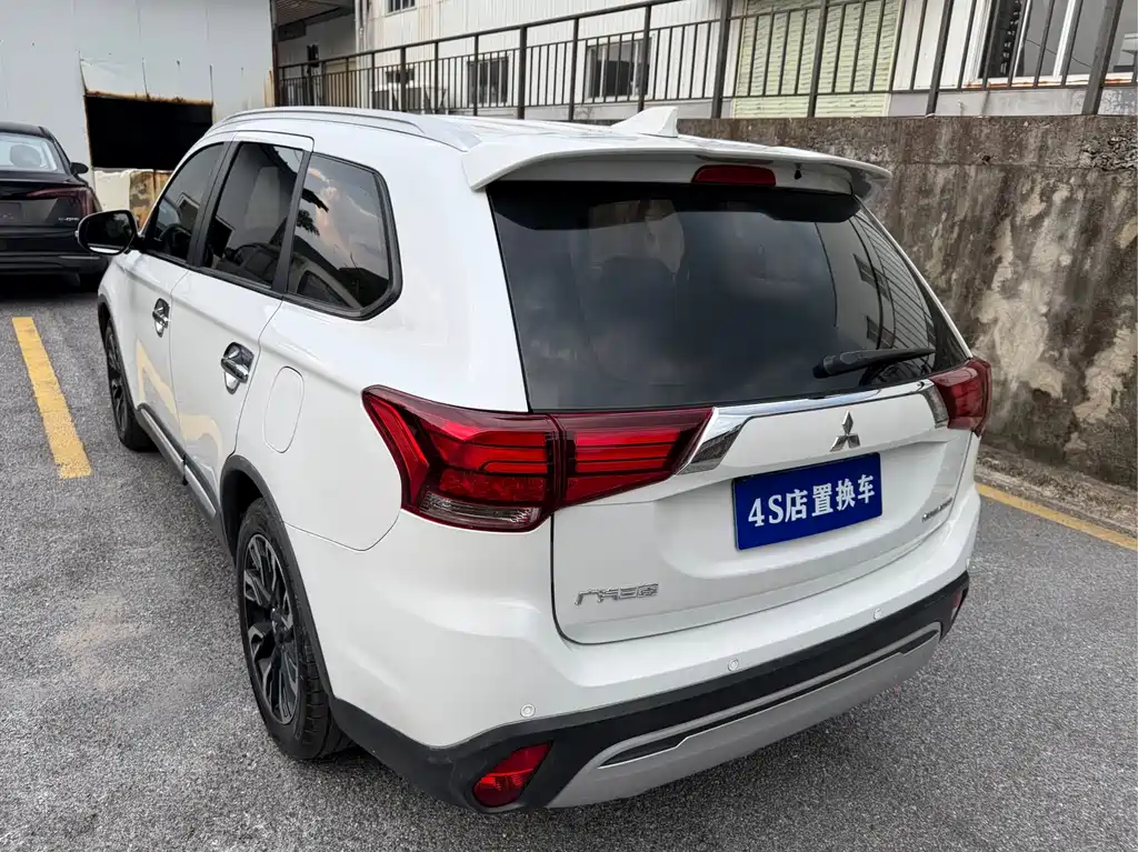 Mitsubishi Outlander — фото 4