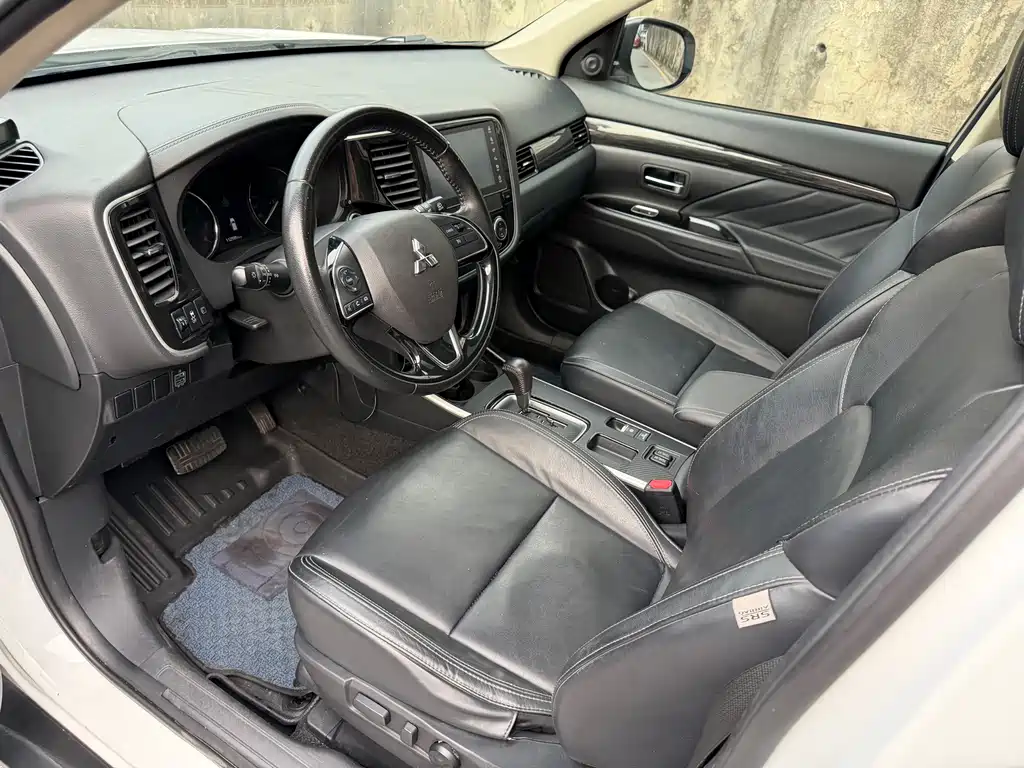 Mitsubishi Outlander — фото 8