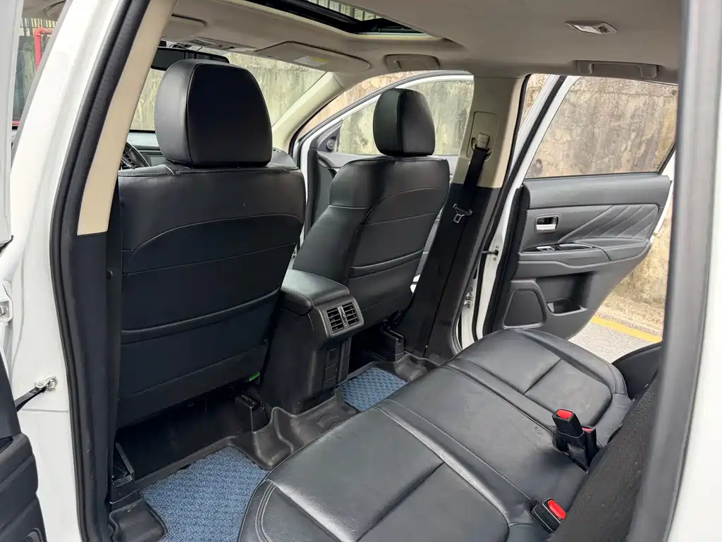 Mitsubishi Outlander — фото 10