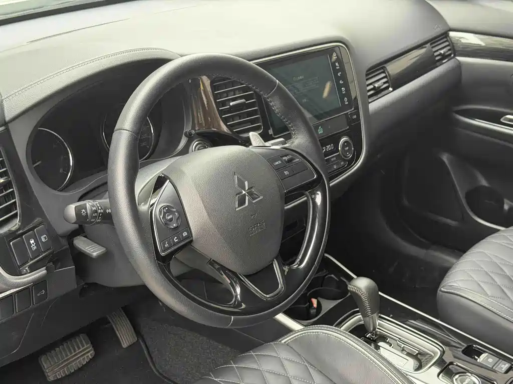Mitsubishi Outlander — фото 8