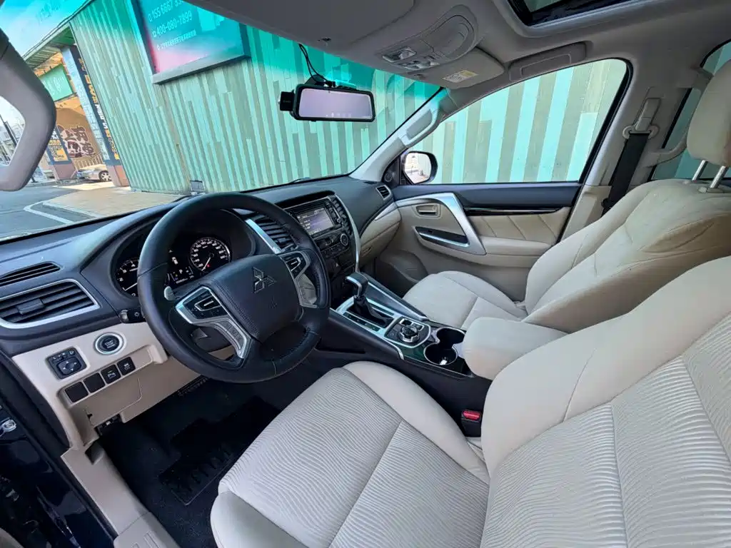 Mitsubishi Pajero (Import) — фото 3