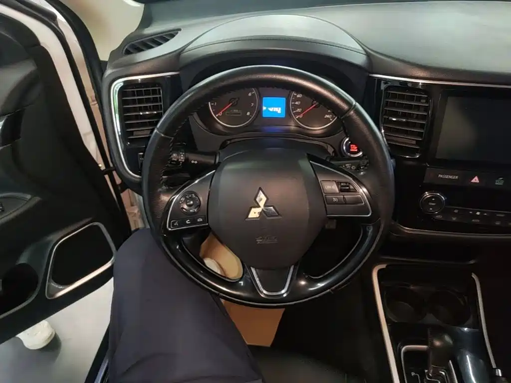 Mitsubishi Outlander — фото 11