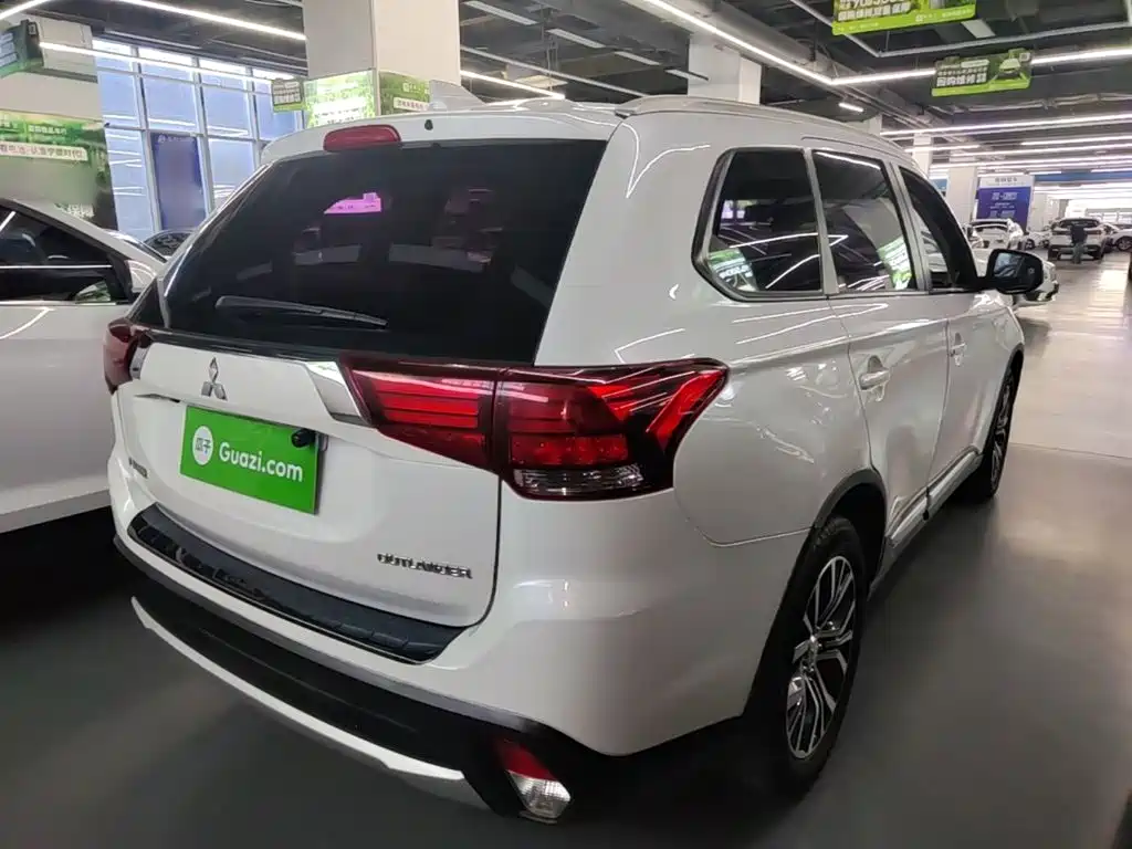 Mitsubishi Outlander — фото 7