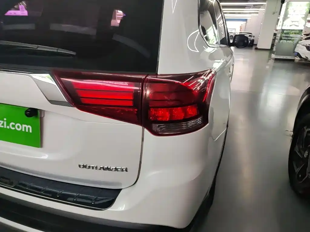 Mitsubishi Outlander — фото 8