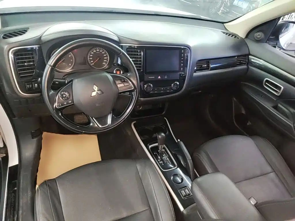 Mitsubishi Outlander — фото 10