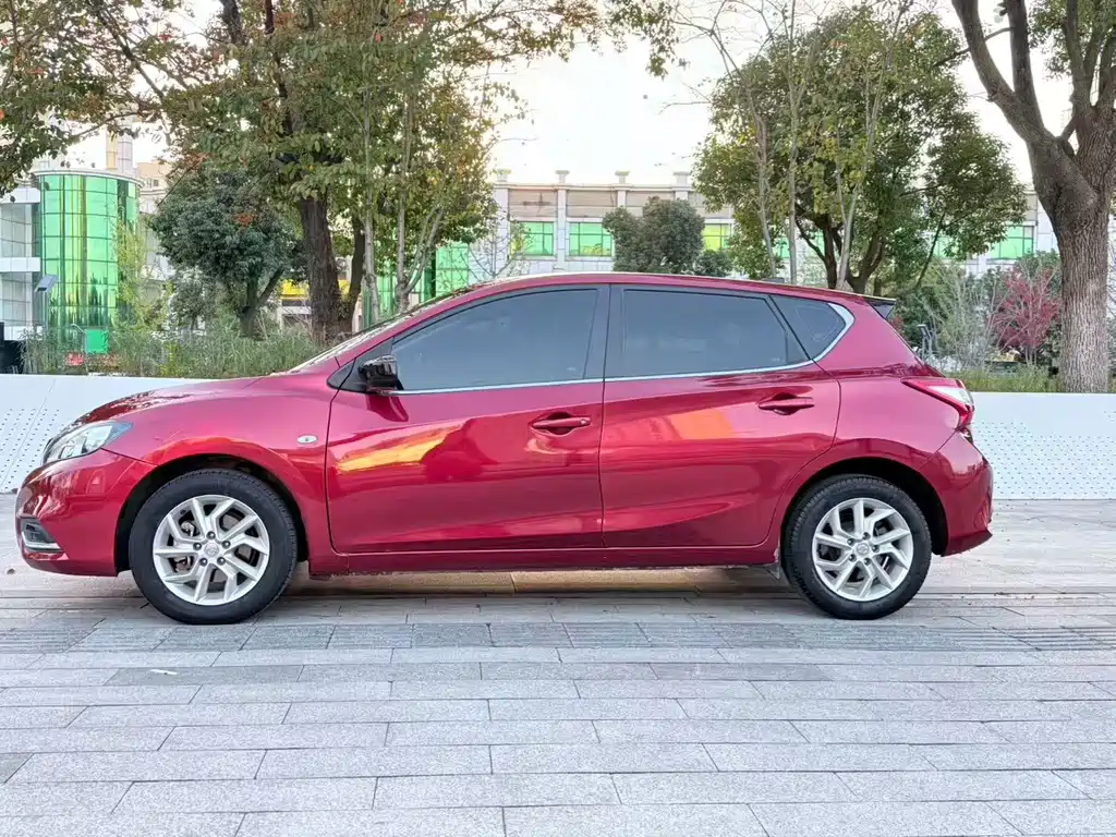 Nissan Tiida — фото 3