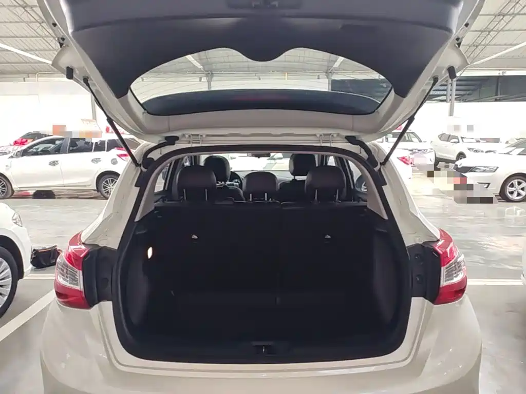 Nissan Tiida — фото 19