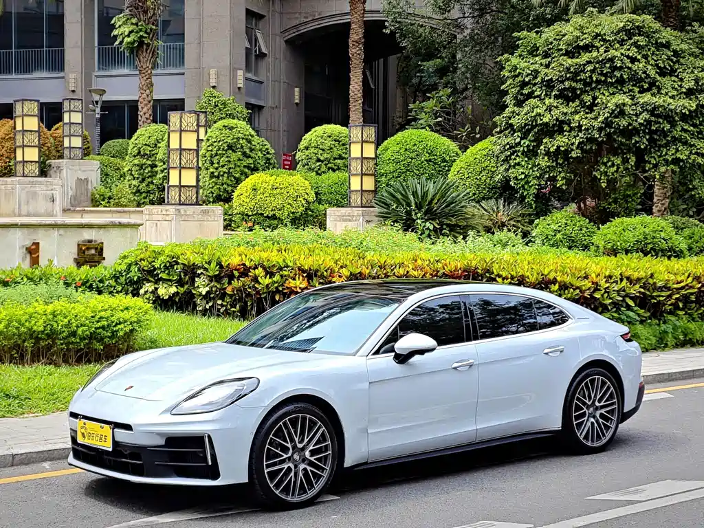 Porsche Panamera — фото 1