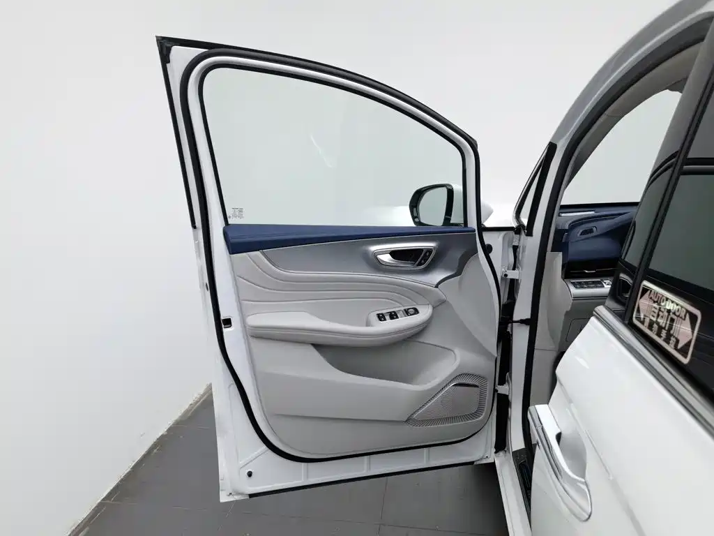 Roewe iMAX8 — фото 8