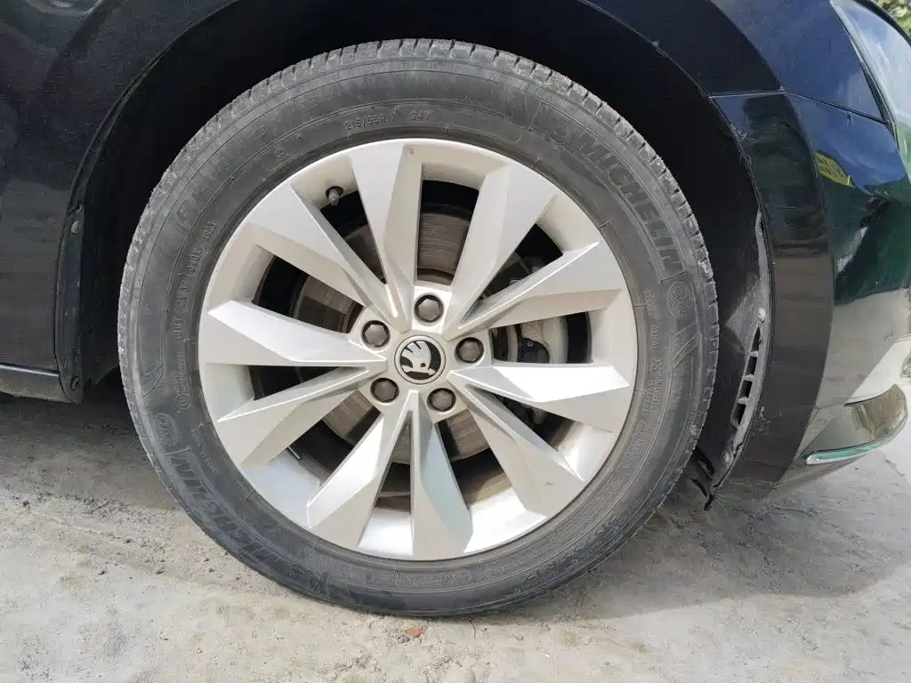 Skoda Superb — фото 8
