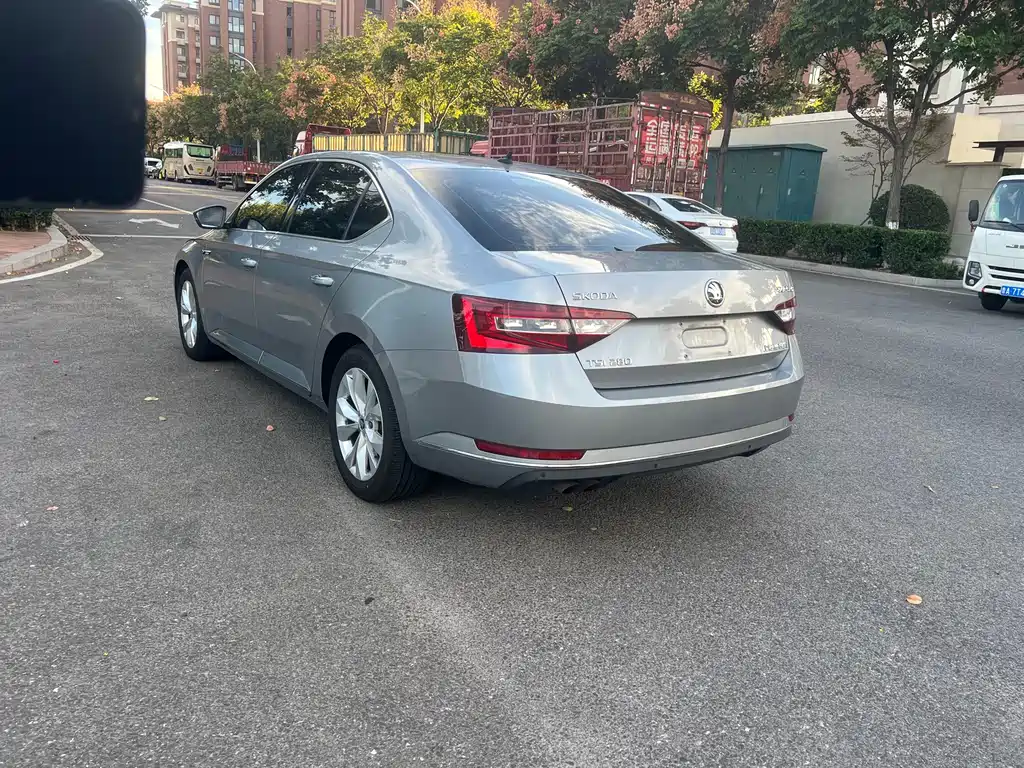 Skoda Superb — фото 5