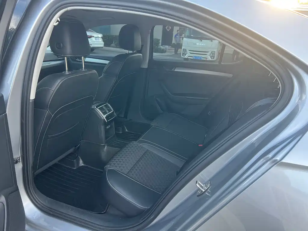 Skoda Superb — фото 8