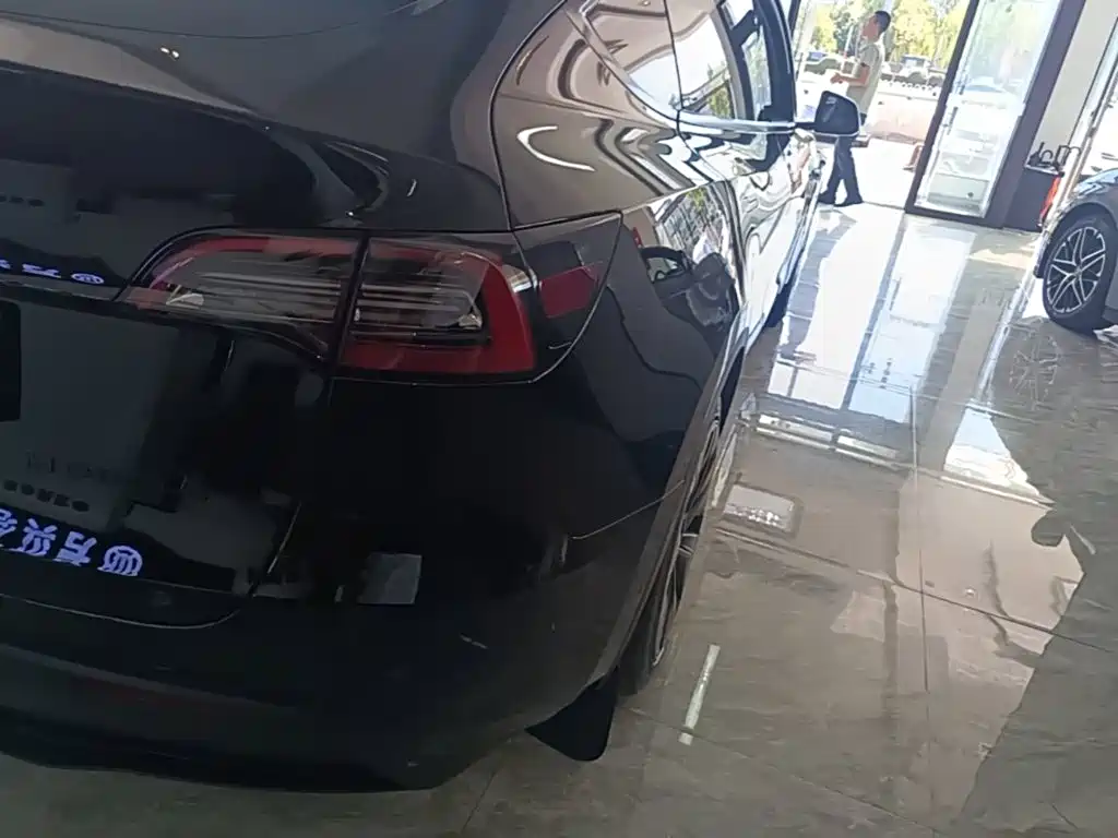 Tesla Model Y — фото 8