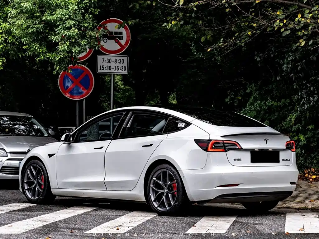 Tesla Model 3 — фото 14