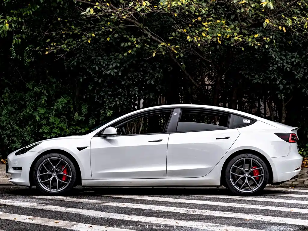 Tesla Model 3 — фото 3