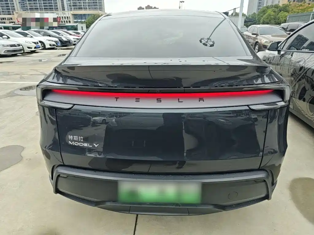 Tesla Model Y — фото 6