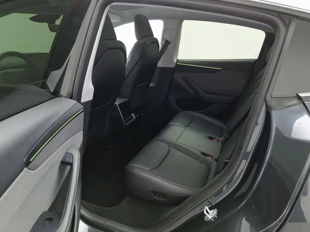 Tesla Model Y — фото 15