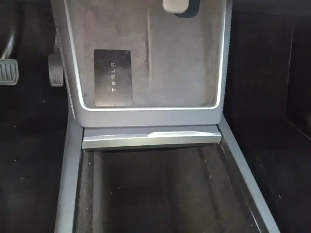 Tesla Model Y — фото 14