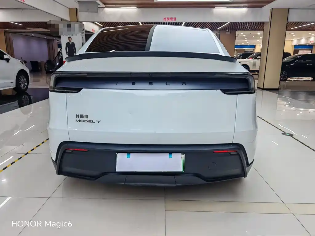Tesla Model Y — фото 9
