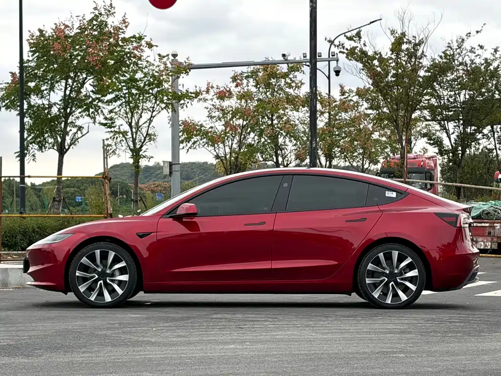 Tesla Model 3 — фото 3