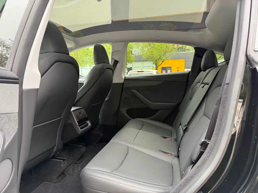 Tesla Model Y — фото 11