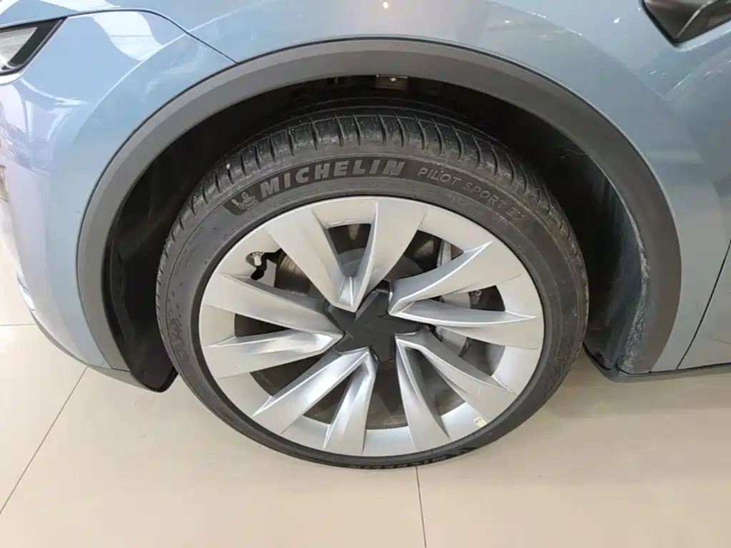 Tesla Model Y L — фото 23