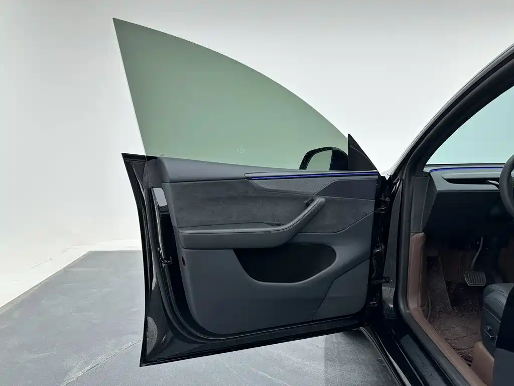 Tesla Model Y L — фото 11