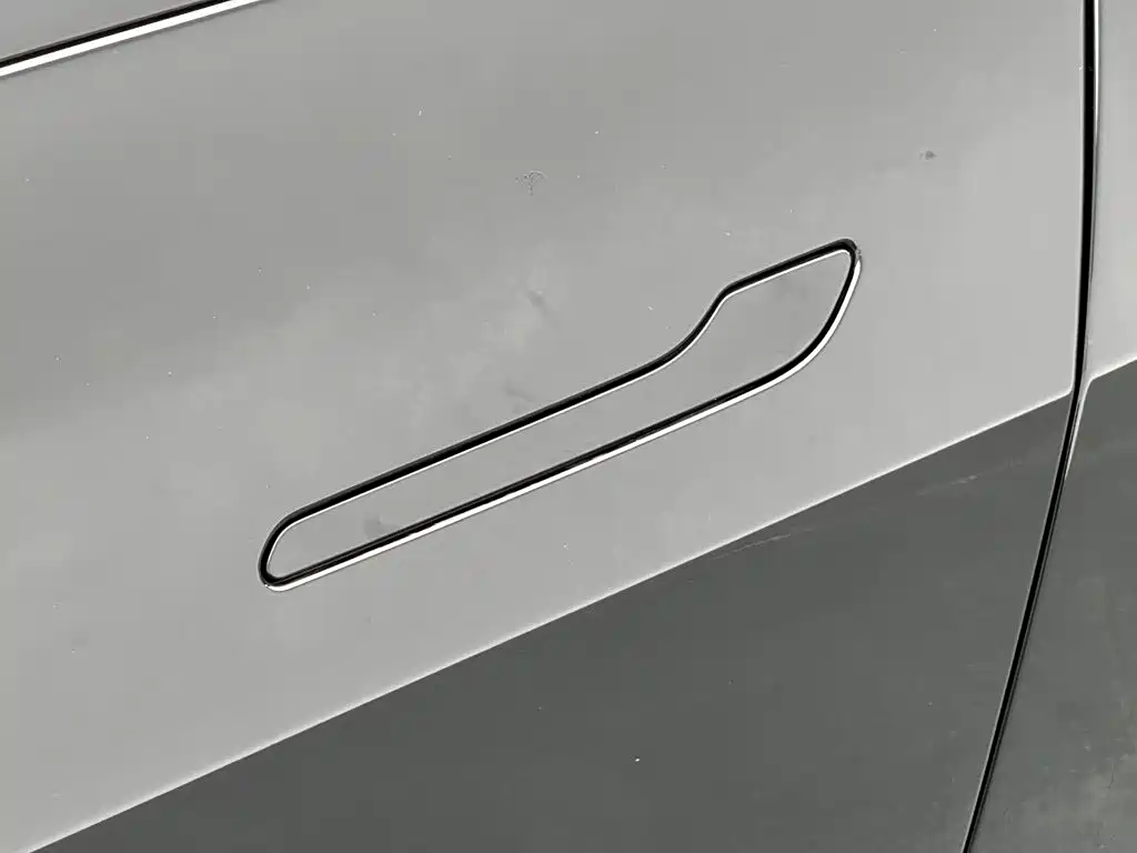 Tesla Model Y L — фото 25