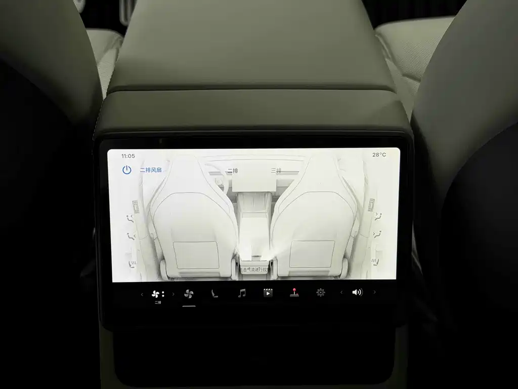 Tesla Model Y L — фото 13