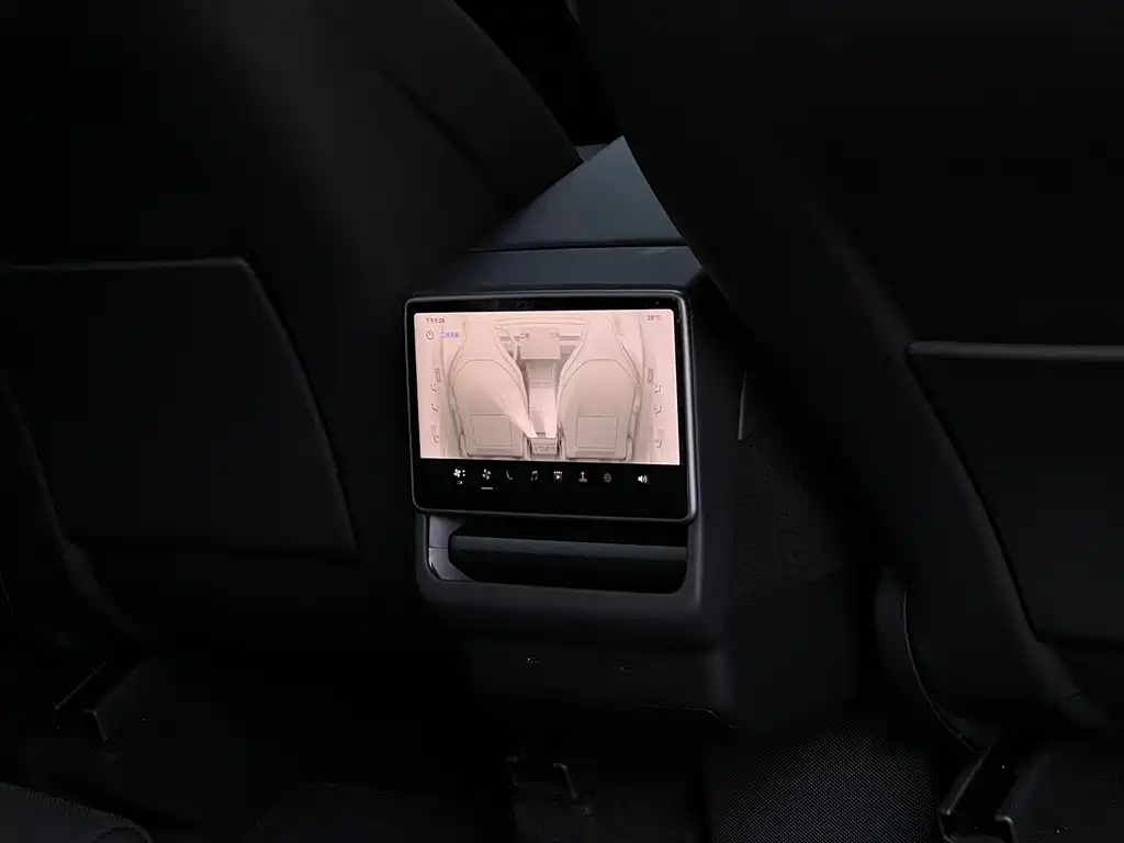 Tesla Model Y L — фото 19