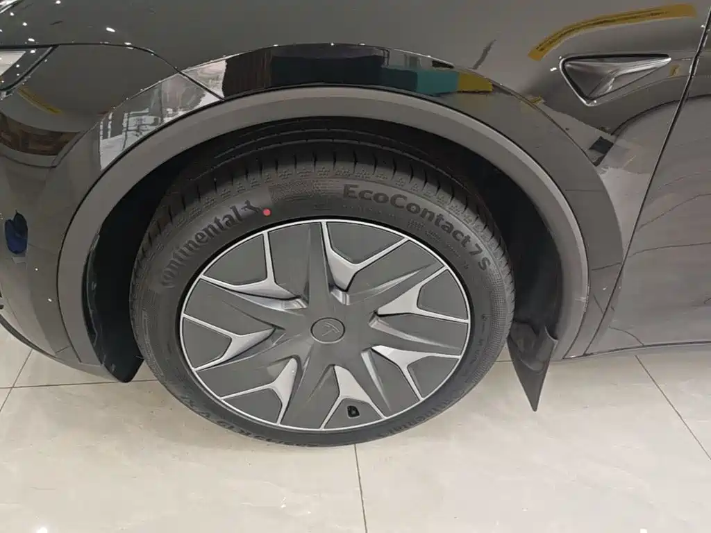 Tesla Model Y L — фото 23